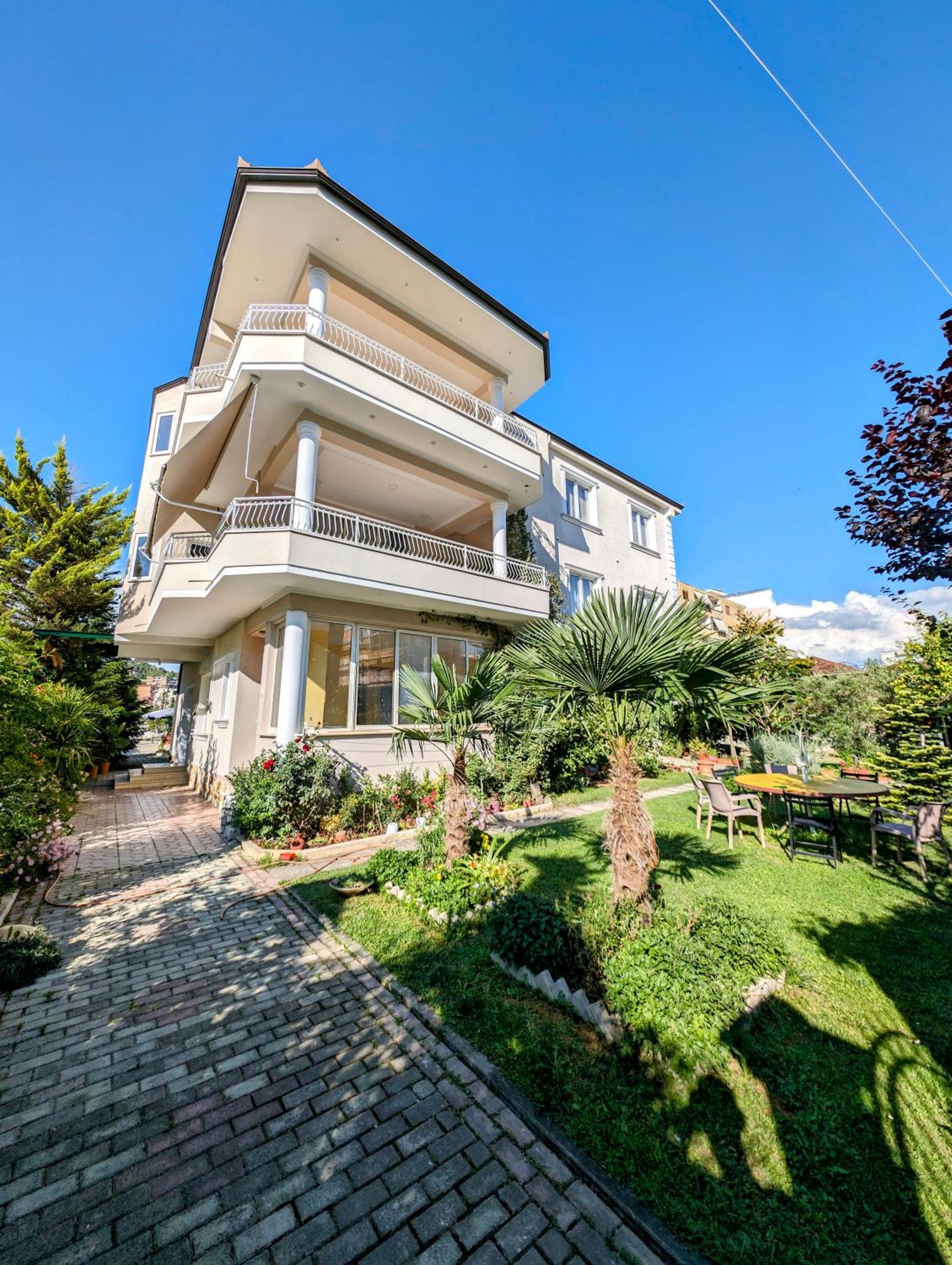 Villa With Garden And Veranda 培拉特 外观 照片