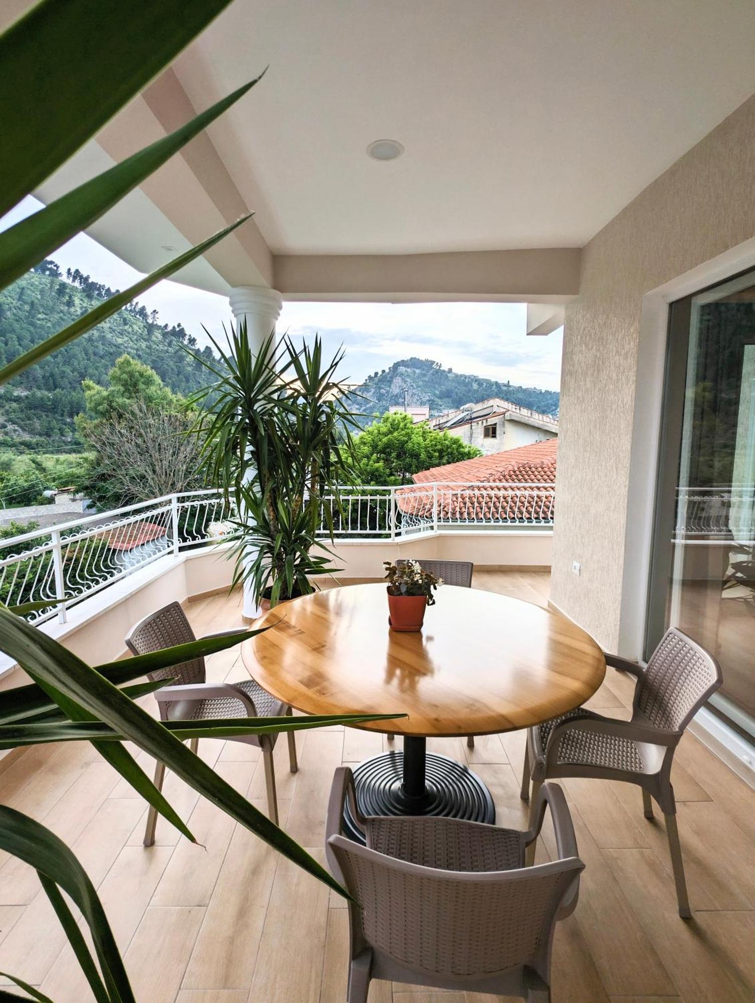 Villa With Garden And Veranda 培拉特 外观 照片